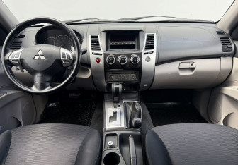 Подержанный автомобиль Mitsubishi Pajero Sport 2013 года (12 фото)