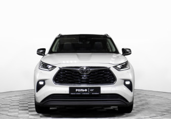 Подержанный автомобиль Toyota Highlander 2021 года (2 фото)