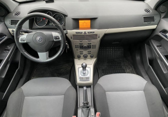 Подержанный автомобиль Opel Astra Sedan 2008 года (10 фото)