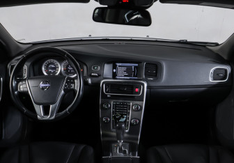 Подержанный автомобиль Volvo S60 2012 года (17 фото)