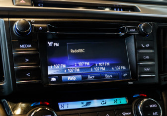 Подержанный автомобиль Toyota RAV4 2015 года (18 фото)