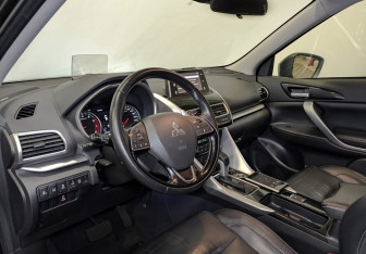 Подержанный автомобиль Mitsubishi Eclipse Cross 2018 года (16 фото)
