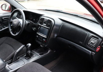 Подержанный автомобиль Hyundai Sonata 2005 года (8 фото)