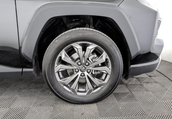 Подержанный автомобиль Toyota RAV4 2024 года (18 фото)