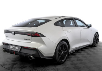 Подержанный автомобиль Changan UNI-V 2023 года (5 фото)