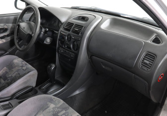 Подержанный автомобиль Mitsubishi Carisma Sedan 1998 года (6 фото)