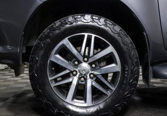 Подержанный автомобиль Toyota Hilux 2015 года (23 фото)