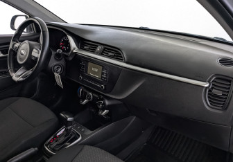 Подержанный автомобиль Kia Rio Hatchback 2021 года (12 фото)