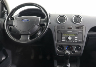 Подержанный автомобиль Ford Fusion 2008 года (6 фото)