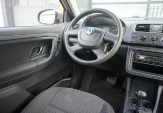 Подержанный автомобиль Skoda Fabia Hatchback 2011 года (13 фото)