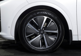 Подержанный автомобиль LiXiang L7 2024 года (27 фото)