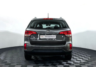 Подержанный автомобиль Kia Sorento 2015 года (6 фото)