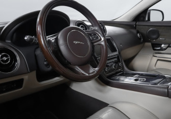 Подержанный автомобиль Jaguar XJ 2013 года (14 фото)