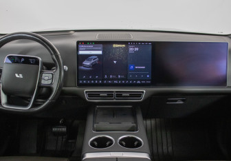 Подержанный автомобиль LiXiang L9 2023 года (13 фото)