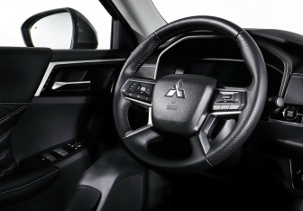 Подержанный автомобиль Mitsubishi Outlander 2022 года (13 фото)