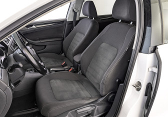Подержанный автомобиль Volkswagen Jetta Sedan 2017 года (20 фото)