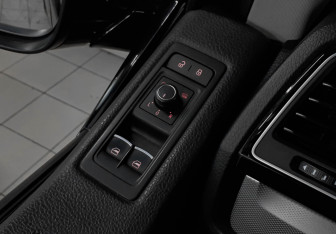 Подержанный автомобиль Volkswagen Multivan 2016 года (22 фото)