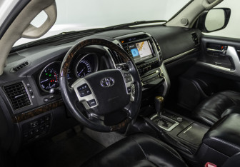 Подержанный автомобиль Toyota Land Cruiser Suv 2012 года (10 фото)