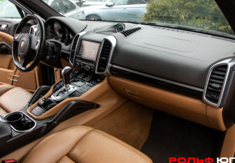 Подержанный автомобиль Porsche Cayenne 2014 года (7 фото)