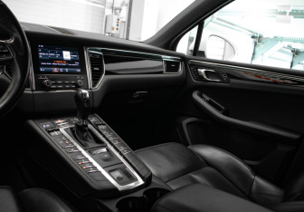 Подержанный автомобиль Porsche Macan 2017 года (22 фото)