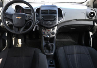 Подержанный автомобиль Chevrolet Aveo Sedan 2013 года (14 фото)