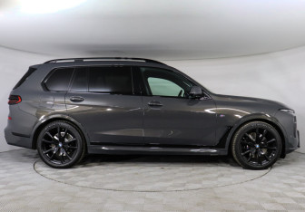Подержанный автомобиль BMW X7 2022 года (6 фото)