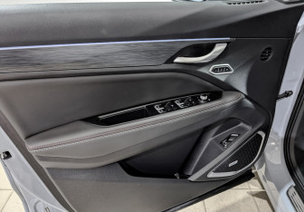 Подержанный автомобиль Geely Tugella 2022 года (18 фото)