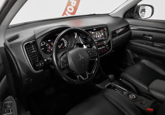 Подержанный автомобиль Mitsubishi Outlander 2016 года (7 фото)