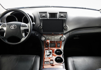 Подержанный автомобиль Toyota Highlander 2012 года (10 фото)