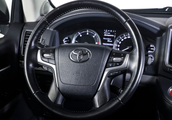 Подержанный автомобиль Toyota Land Cruiser Suv 2019 года (13 фото)