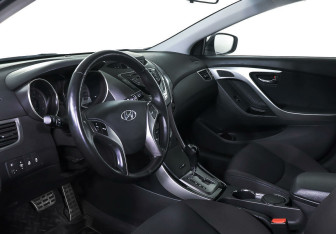 Подержанный автомобиль Hyundai Elantra Sedan 2012 года (11 фото)