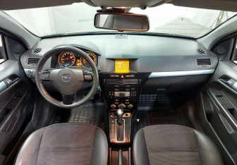 Подержанный автомобиль Opel Astra Hatchback 2008 года (11 фото)
