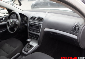 Подержанный автомобиль Skoda Octavia Liftback 2011 года (7 фото)