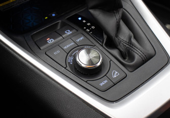 Подержанный автомобиль Toyota RAV4 2021 года (13 фото)