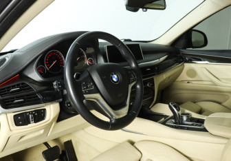 Подержанный автомобиль BMW X6 2015 года (13 фото)