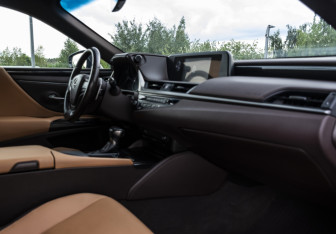 Подержанный автомобиль Lexus ES 2018 года (17 фото)