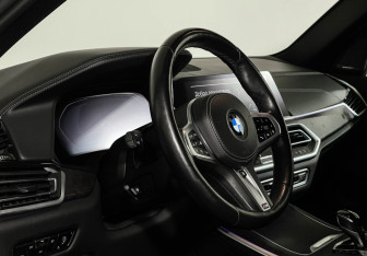 Подержанный автомобиль BMW X5 2021 года (11 фото)