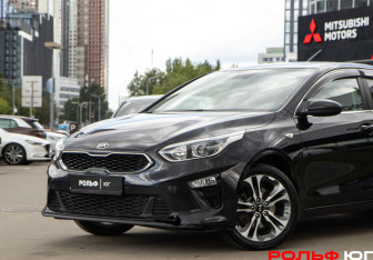 Подержанный автомобиль Kia Ceed Hatchback 2018 года (16 фото)