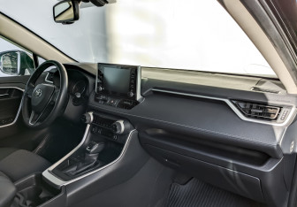 Подержанный автомобиль Toyota RAV4 2021 года (11 фото)