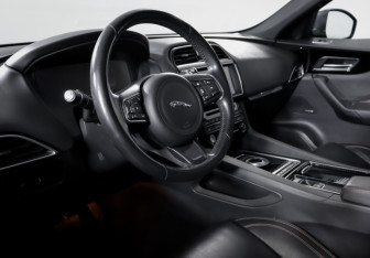 Подержанный автомобиль Jaguar F-Pace 2017 года (14 фото)