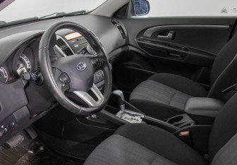 Подержанный автомобиль Kia Ceed Hatchback 2011 года (10 фото)