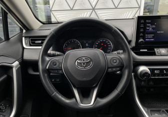 Подержанный автомобиль Toyota RAV4 2019 года (15 фото)