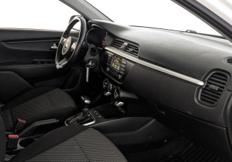 Подержанный автомобиль Kia Rio Sedan 2020 года (13 фото)
