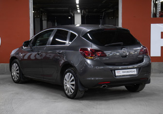 Подержанный автомобиль Opel Astra Hatchback 2011 года (7 фото)