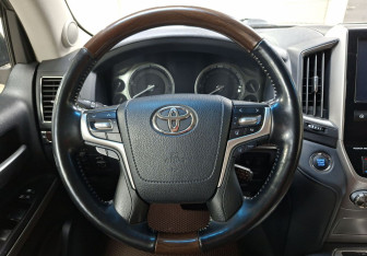 Подержанный автомобиль Toyota Land Cruiser Suv 2019 года (19 фото)