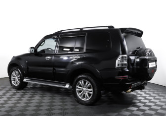 Подержанный автомобиль Mitsubishi Pajero 2013 года (7 фото)
