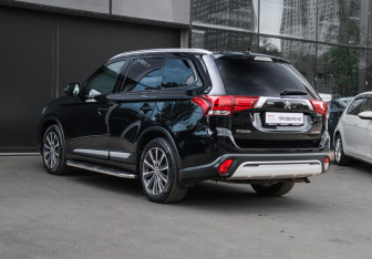 Подержанный автомобиль Mitsubishi Outlander 2019 года (6 фото)
