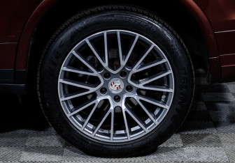 Подержанный автомобиль Porsche Cayenne 2011 года (7 фото)