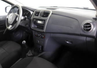 Подержанный автомобиль Renault Sandero 2017 года (5 фото)