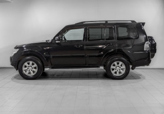 Подержанный автомобиль Mitsubishi Pajero 2011 года (8 фото)